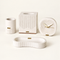 Coffret Éclipse Ismant : horloge, pot à crayons, vide-poche et boîte à mouchoirs en béton strié