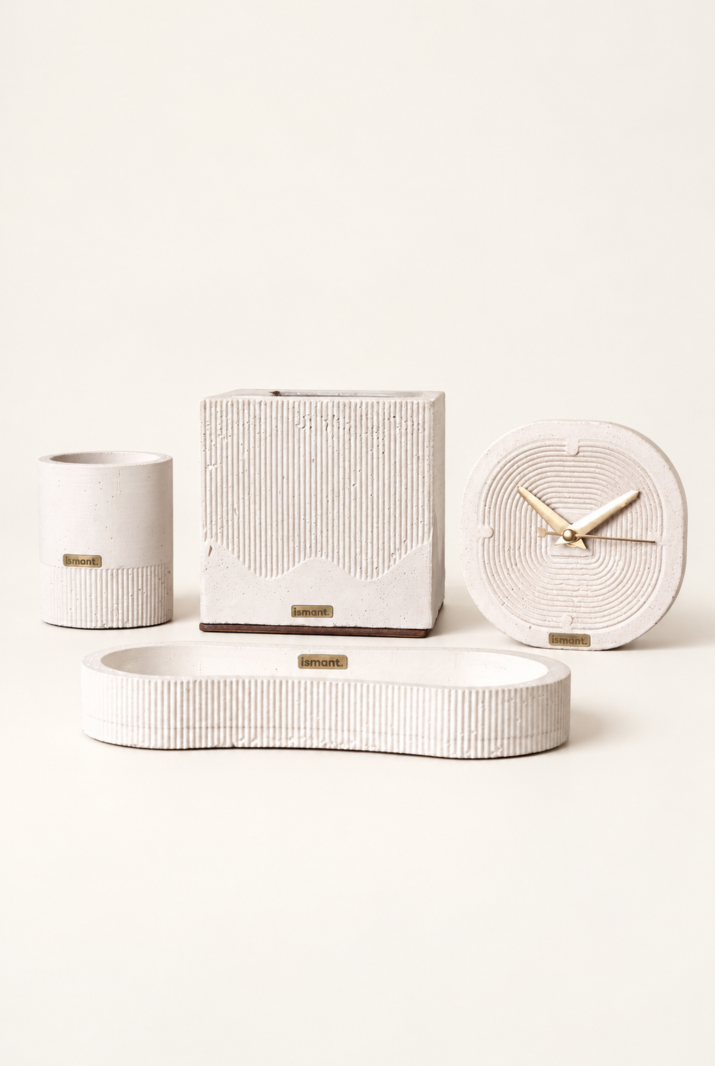 Coffret Éclipse Ismant : horloge, pot à crayons, vide-poche et boîte à mouchoirs en béton strié