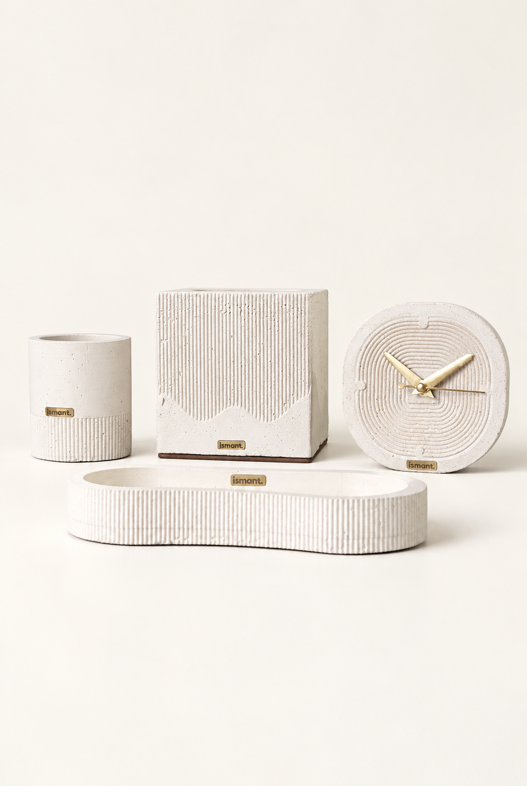 Coffret Éclipse Ismant : horloge, pot à crayons, vide-poche et boîte à mouchoirs en béton strié
