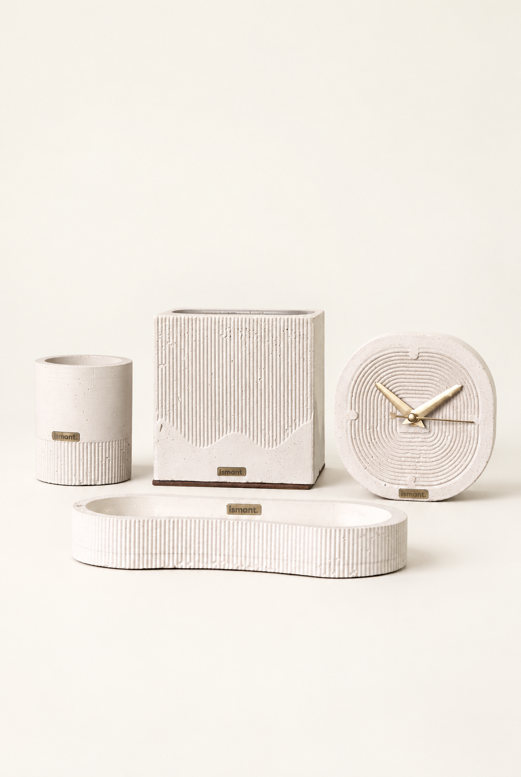 Coffret Éclipse Ismant : horloge, pot à crayons, vide-poche et boîte à mouchoirs en béton strié