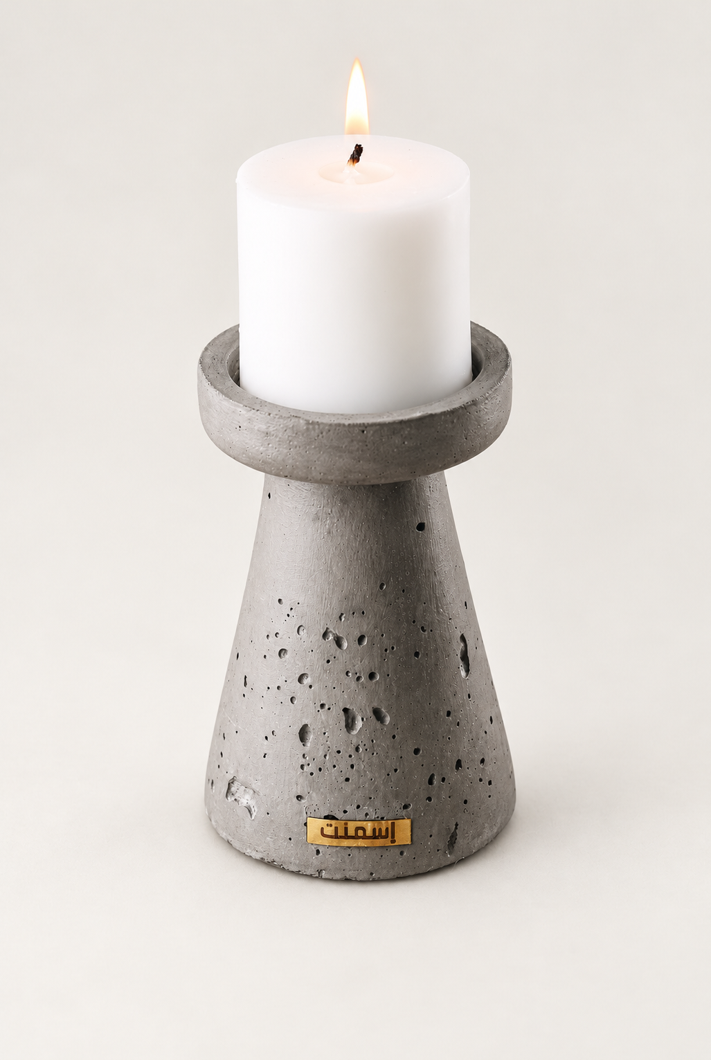 Pack cadeau Oliveraie en béton S — bougie allumée sur son support — fond blanc cassé