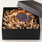 Pack cadeau Oliveraie en béton S — présentation du coffret cadeau ouvert — fond blanc cassé