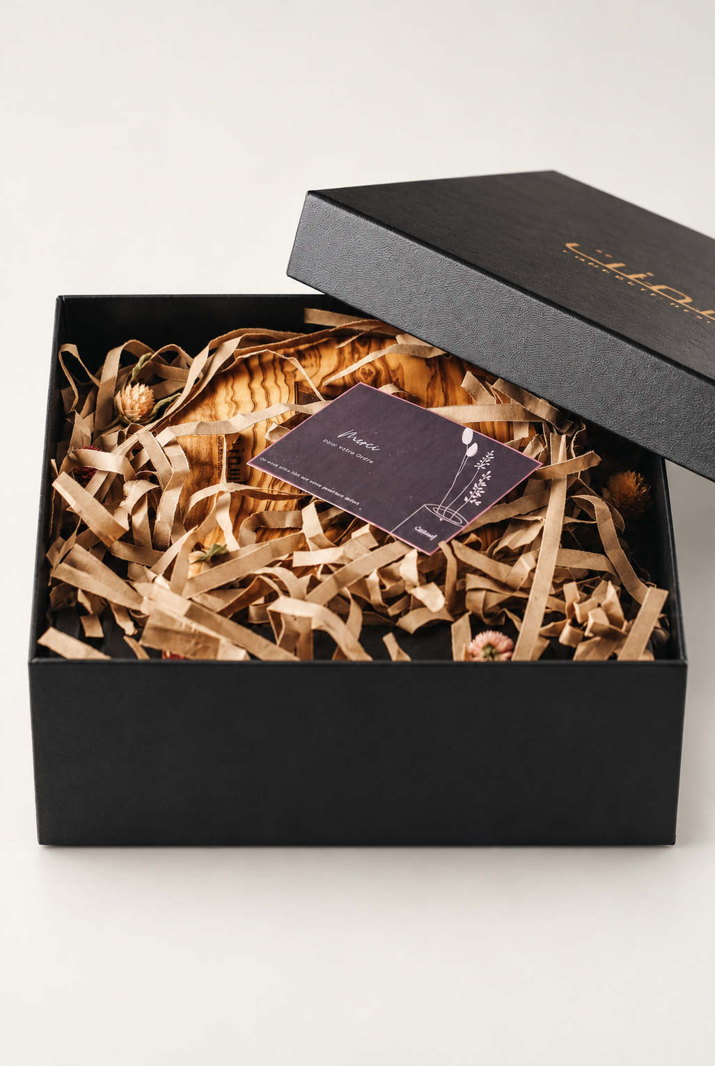 Pack cadeau Oliveraie en béton S — présentation du coffret cadeau ouvert — fond blanc cassé