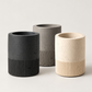 Porte stylos Dune en beton GFRC — trois pots à crayons cannelés — fond blanc cassé