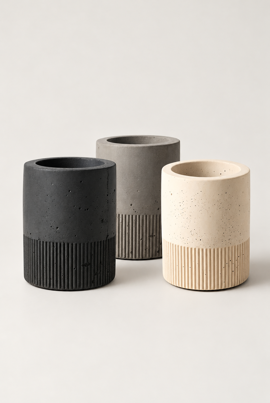Porte stylos Dune en beton GFRC — trois pots à crayons cannelés — fond blanc cassé