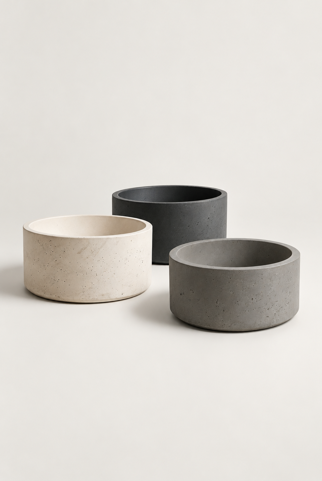 Vasque Cylia minimaliste en béton GFRC — vasques cylindriques blanche, gris charbon et grise — fond blanc cassé